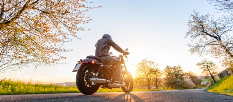 motorrijder in de lente