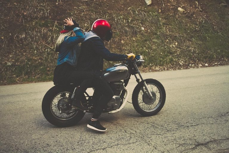 man en vrouw op motor met jas aan