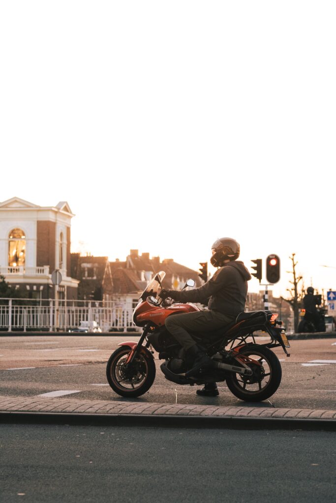 Motorrijder met mooi uitzicht