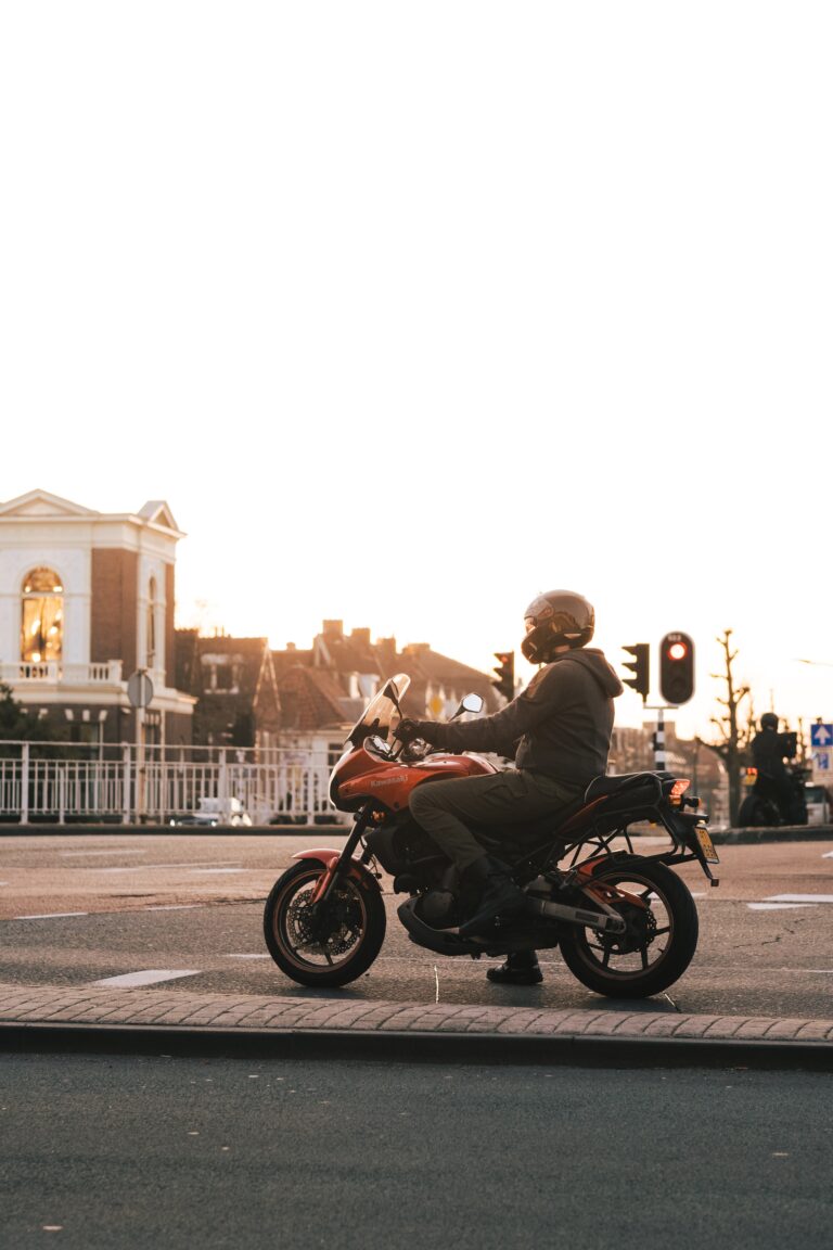 Motorrijder met mooi uitzicht