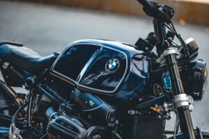 Detailfoto van een moderne BMW motor met glanzende tank en boxerblok, symbool voor innovatie in 2026