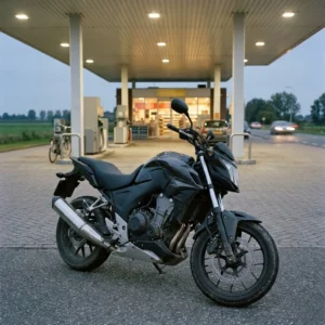 Motor bij tankstation in Nederland als illustratie van stijgende motorkosten in 2026
