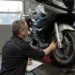 Monteur controleert motor tijdens technische inspectie in garage