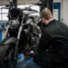 Motor wordt gecontroleerd in werkplaats na terugroepactie
