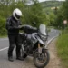 Motorrijder controleert route in de Ardennen vanwege tijdelijk motorverbod op de N865.